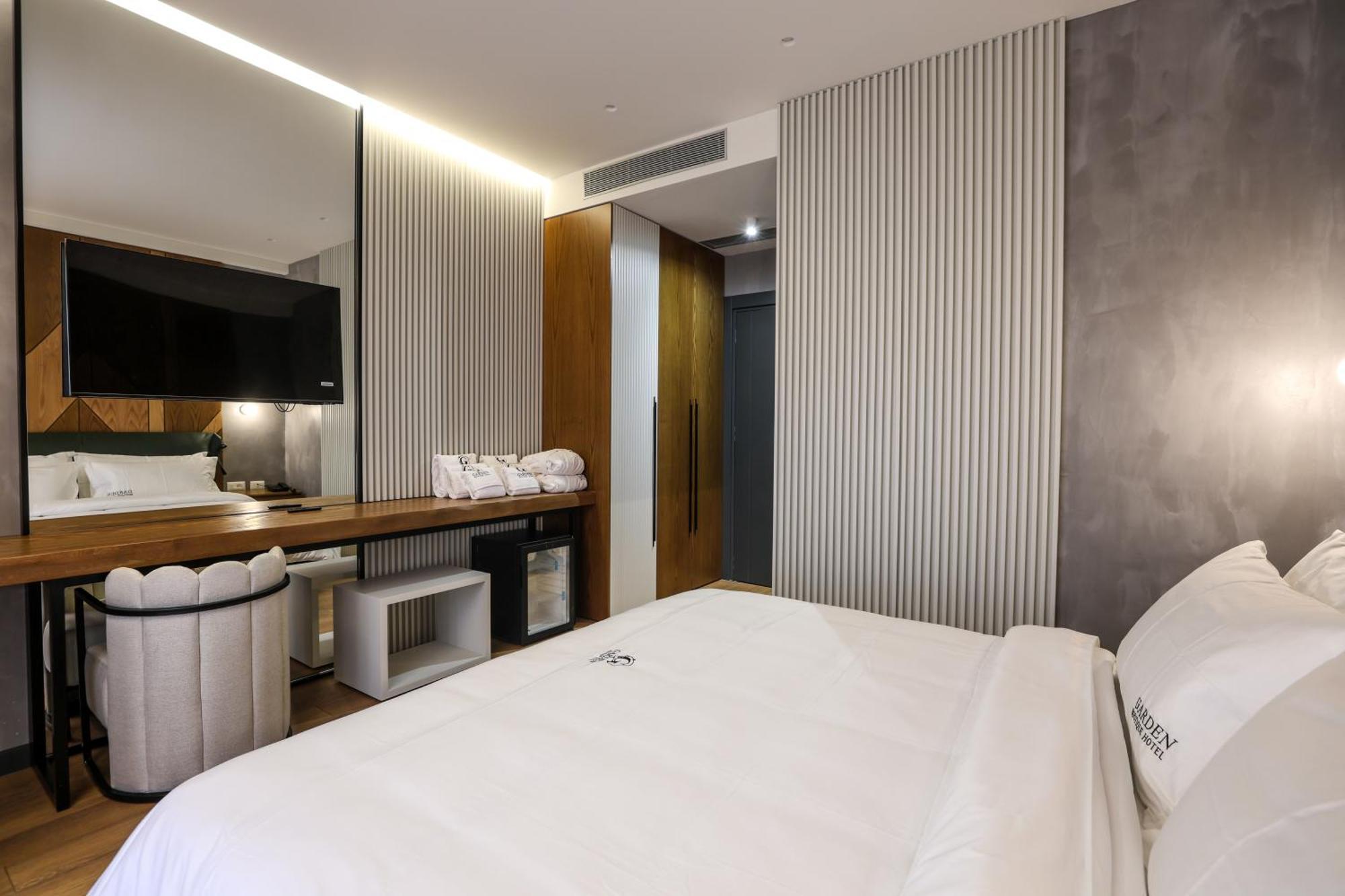 Garden Boutique Hotel Tiranë Ngoại thất bức ảnh