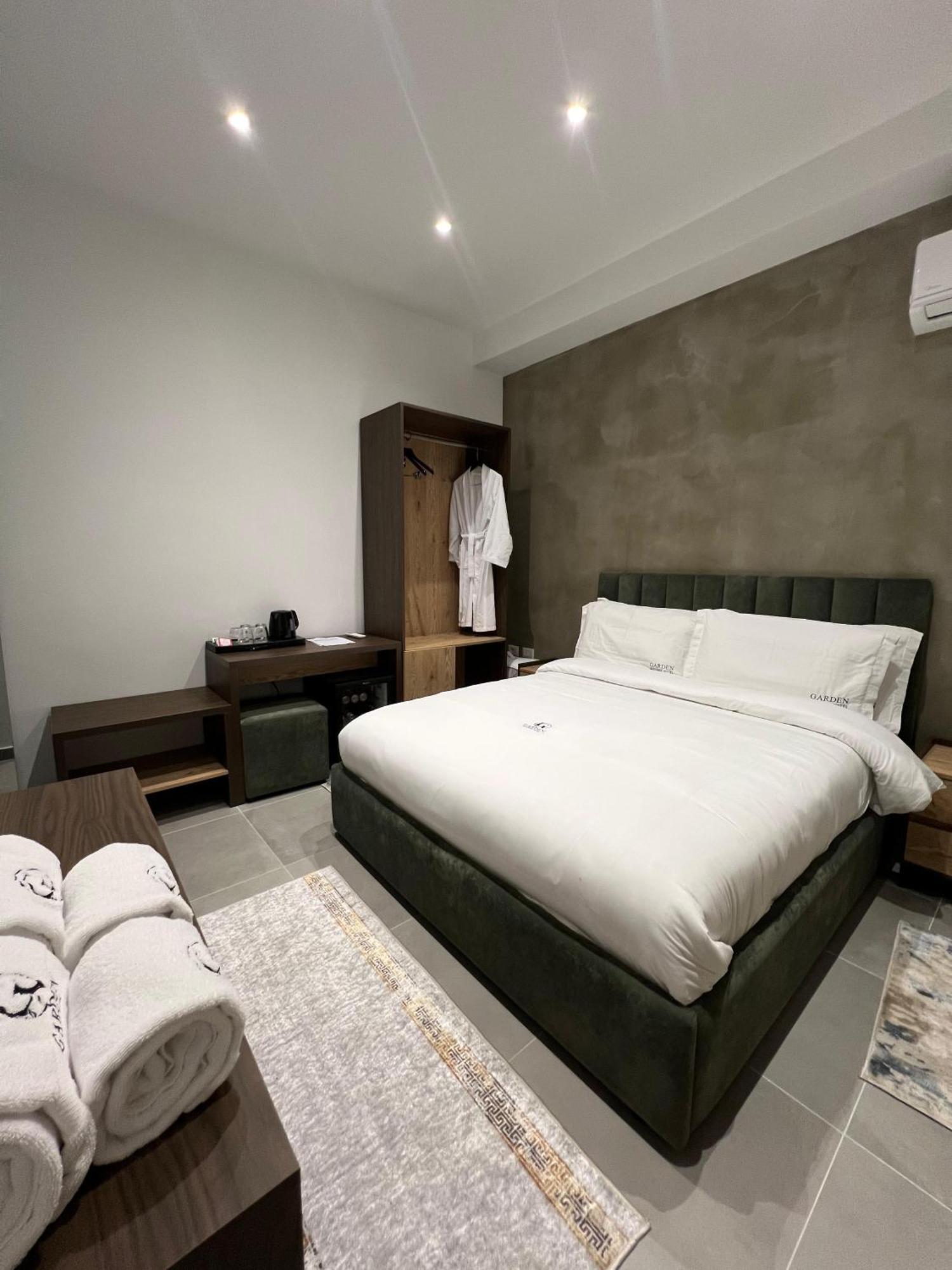 Garden Boutique Hotel Tiranë Ngoại thất bức ảnh